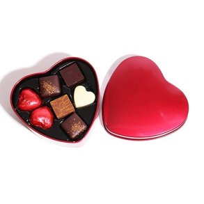 Cocoture - 80g Fyldte chokoladehjerter i r�d metalhjerte